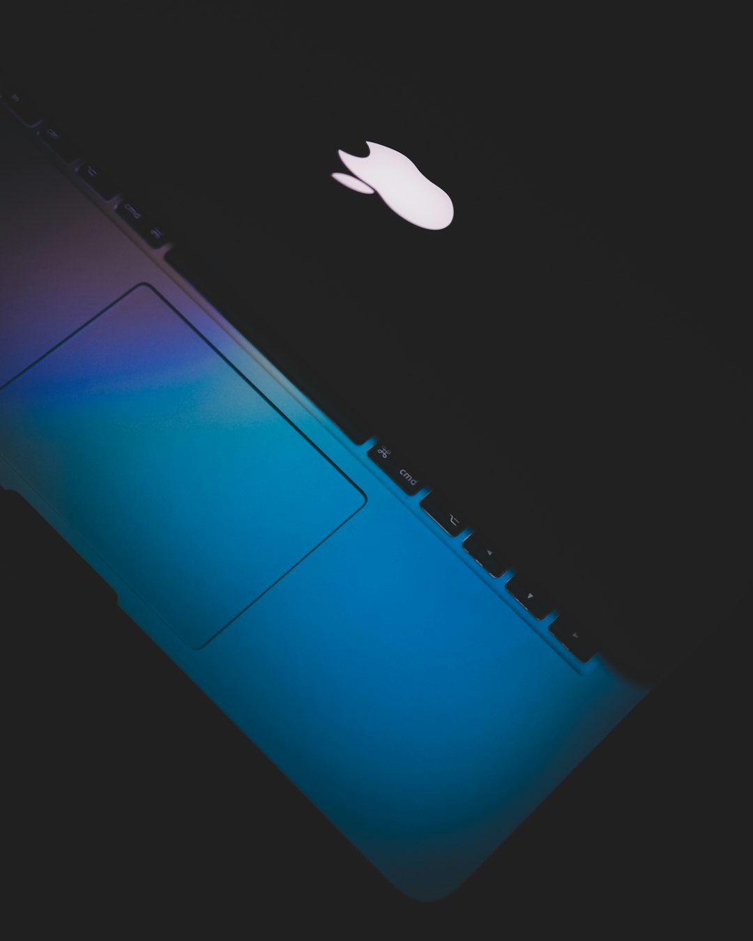 a-close-up-of-the-back-of-an-apple-laptop-mc7upnd1oa